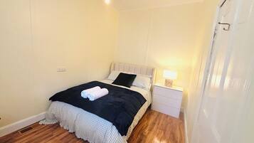 3 habitaciones, tabla de planchar con plancha, wifi y ropa de cama