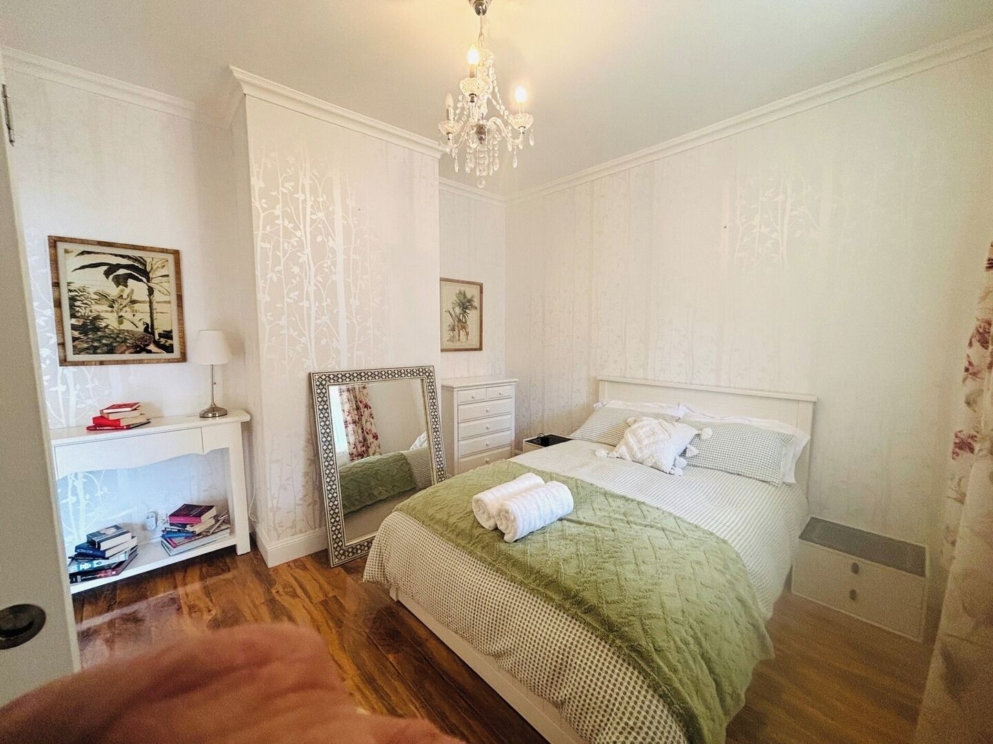 3 slaapkamers, een strijkplank/strijkijzer, wifi, beddengoed