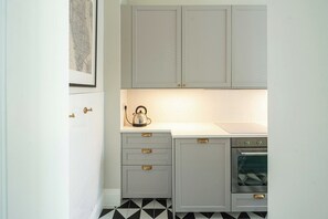 Fridge, oven, stovetop, dishwasher