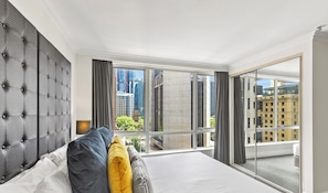 Iron/ironing board, WiFi, bed sheets - KozyGuru | Sydney CBD | Skyline View Sleek Studio (Sydney)