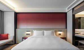 Quarto elite | Cofres nos quartos, espaço de trabalho para notebook, cortinas blackout