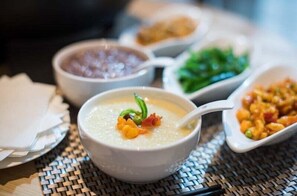 每日供应自助式早餐(每人 CNY 158)