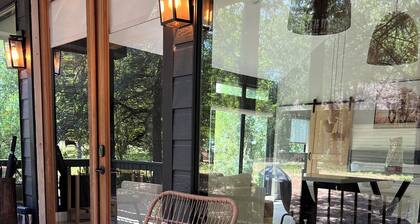 Relaxing & magical stay on a Modern Ranch with animals. Close to COTA & Bastrop