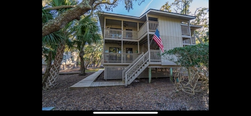 Relax and Unwind at this cozy 2-bedroom first floor condo in Edisto Beach.