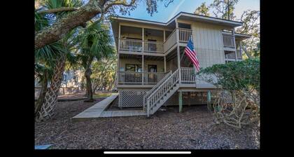 Relax and Unwind at this cozy 2-bedroom first floor condo in Edisto Beach.