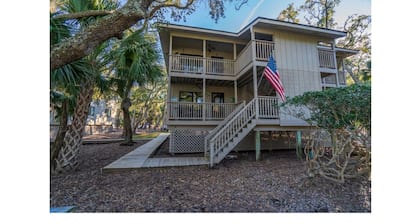 Relax and Unwind at this cozy 2-bedroom first floor condo in Edisto Beach.
