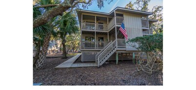 Relax and Unwind at this cozy 2-bedroom first floor condo in Edisto Beach.