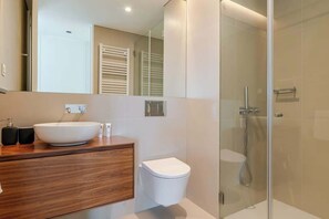 Shower, hair dryer, towels, shampoo - Stylish Home with Balcony & Garage by HostWise (Porto)