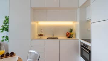 Cafetera y tetera, refrigerador, microondas y horno