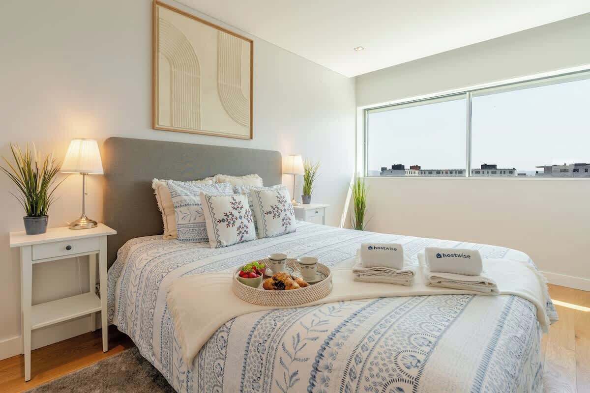 2 habitaciones, tabla de planchar con plancha y cuna de viaje 