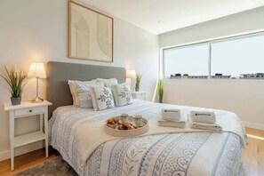 2 habitaciones, tabla de planchar con plancha y cuna de viaje 