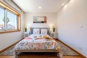 3 bedrooms, iron/ironing board, travel cot, free WiFi - Stylish Home w/ Garage & Terrace by HostWise (Senhora da Hora)