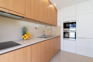 Geladeira, micro-ondas, fogão, cooktop
