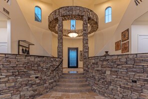 المنشأة من الداخل