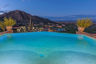 Luxury Fountain Hills, VIEWS, Infinity Edge Pool, Hot Tub, Sleeps 18, Golf