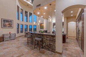 المنشأة من الداخل