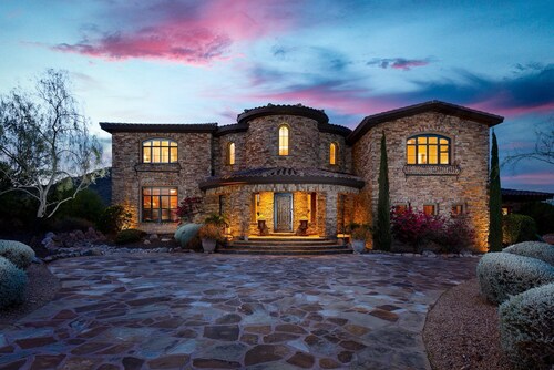 Luxury Fountain Hills, VIEWS, Infinity Edge Pool, Hot Tub, Sleeps 16, Golf