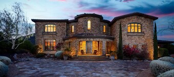 Luxury Fountain Hills, VIEWS, Infinity Edge Pool, Hot Tub, Sleeps 16, Golf