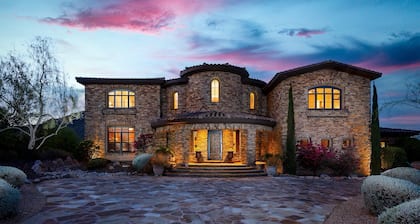 Luxury Fountain Hills, VIEWS, Infinity Edge Pool, Hot Tub, Sleeps 16, Golf