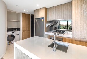 Geladeira, micro-ondas, fogão, cooktop