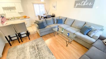 Comfort Condo, Pool View | Living area
