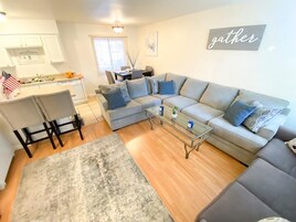 Comfort Condo, Pool View | Living area