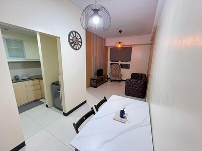 Chic 1-bedroom with AC and fitness room in vibrant Pasay City