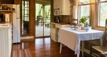 The Cozy Cabin – A Historic Chestnut Log Haven in the Holler