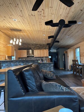 Smart-tv, een open haard en een dvd-speler