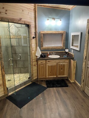 Douche, sèche-cheveux, serviettes fournies