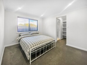 4 bedrooms, iron/ironing board, bed sheets