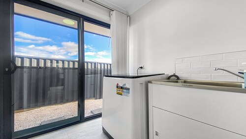 MARSHFIELD MANOR - BRAND NEW! CLOSE TO CBD and GLEN WILLOW STADIUM!