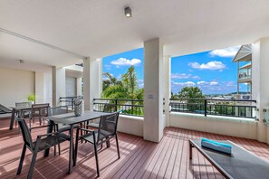 Outdoor dining - The Drift - Airlie Two (Airlie Beach)