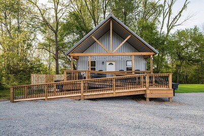 River Boat Ramp~Private HotTub~Lake Cumberland~Firepit~Pickleball~Playground