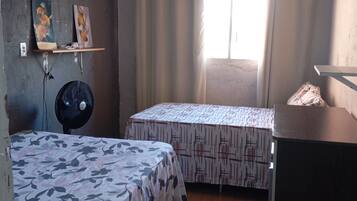 Chambre Triple Classique, vue ville | Espace de travail pour ordinateur portable, rideaux occultants