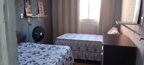 Habitació triple clàssica, vistes a la ciutat | Espai de treball apte per a portàtils i cortines opaques 