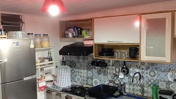 Geladeira grande, micro-ondas, fogão, cooktop