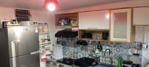 Frigorífic gran, microones, forn i placa de cuina 