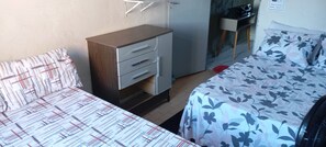 Classic trippelrum - utsikt mot staden | Arbetsyta för laptop, mörkläggningsgardiner och ljudisolering