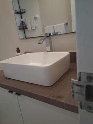 ヘアドライヤー、タオル、石鹸、トイレットペーパー