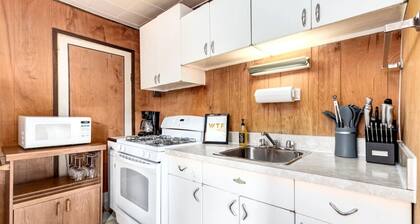 Huckleberry Lodge Mountain Getaway Near Banff!