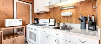 Huckleberry Lodge Mountain Getaway Near Banff!