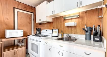 Huckleberry Lodge Mountain Getaway Near Banff!
