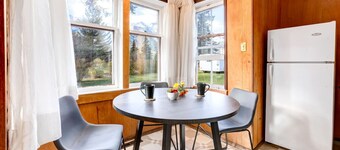 Huckleberry Lodge Mountain Getaway Near Banff!