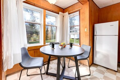 Huckleberry Lodge Mountain Getaway Near Banff!