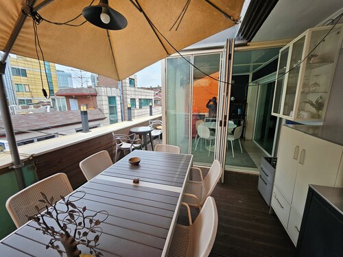 Hongdae: Spacious yard, group-friendly. Green, sunny, near biz—cozy