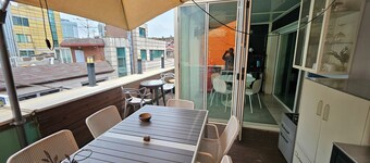Hongdae: Spacious yard, group-friendly. Green, sunny, near biz—cozy