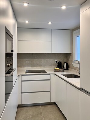 Kühlschrank, Mikrowelle, Ofen, Geschirrspüler