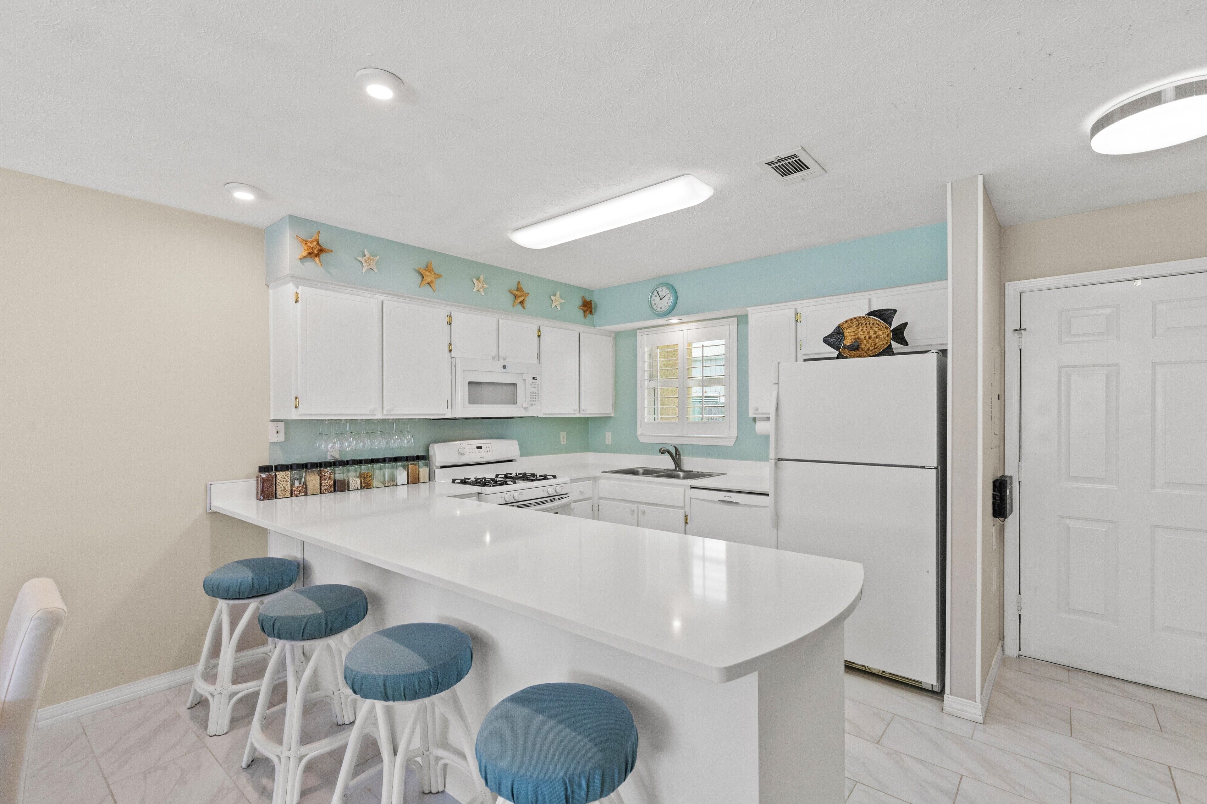 Micro-ondes, four, plaque de cuisson, lave-vaisselle