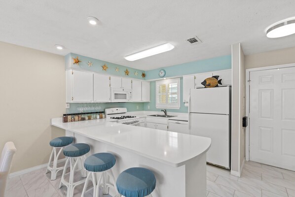 Microondas, horno, placa de cocina y lavavajillas